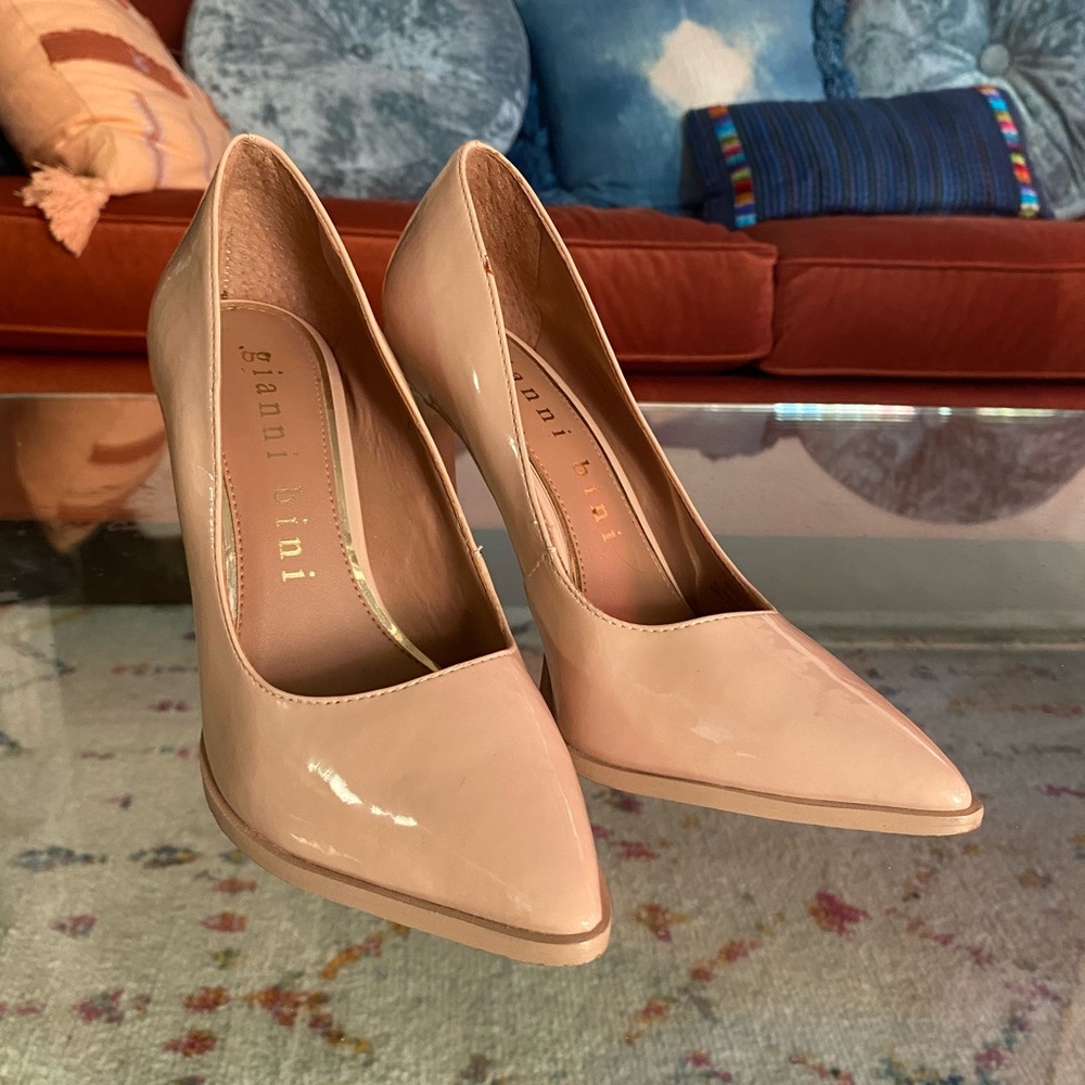 ✨ Gianni Bini ✨ Nude Pointed stow Heels - Size 5M